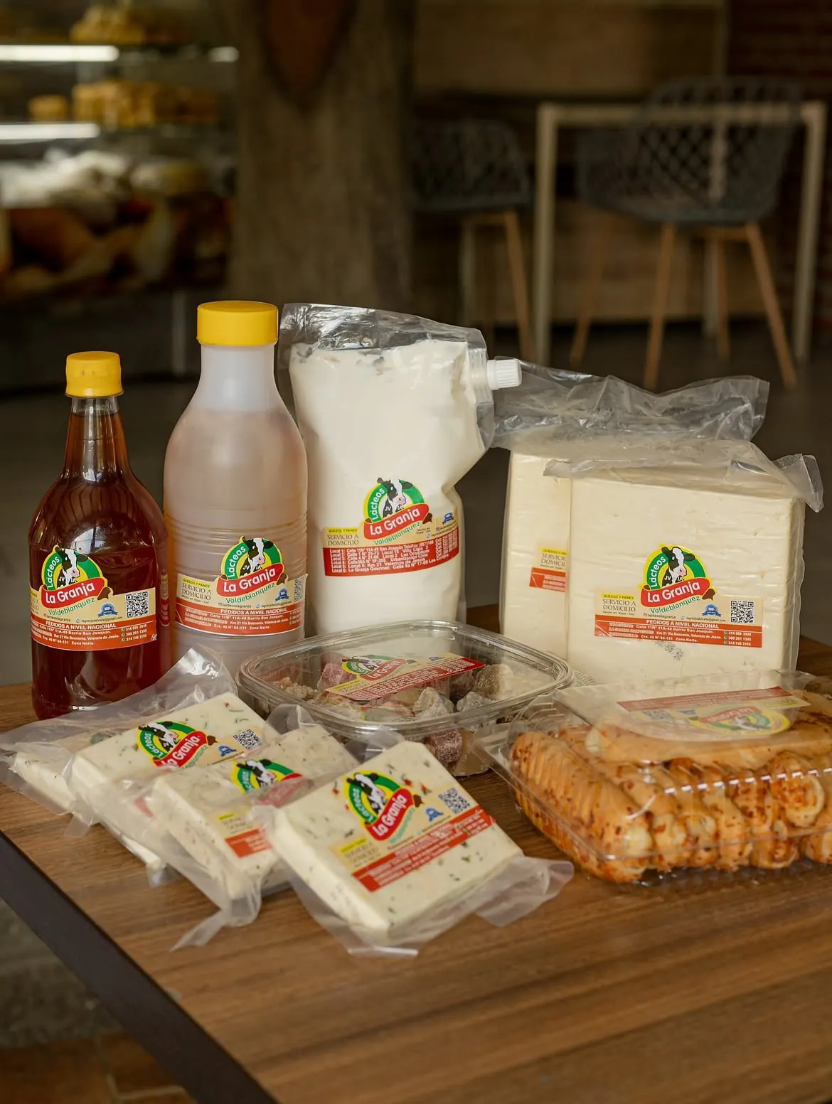 Miel, suero, queso y pan de La Granja del Valle sobre una mesa de madera